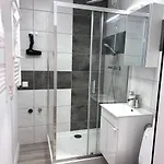 Apartment Quiet Near The Park, Metro, Centre, Wi-fi - By Hik